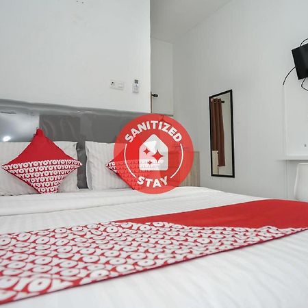 Oyo 183 The Pipe House Hotel Palembang Exterior photo