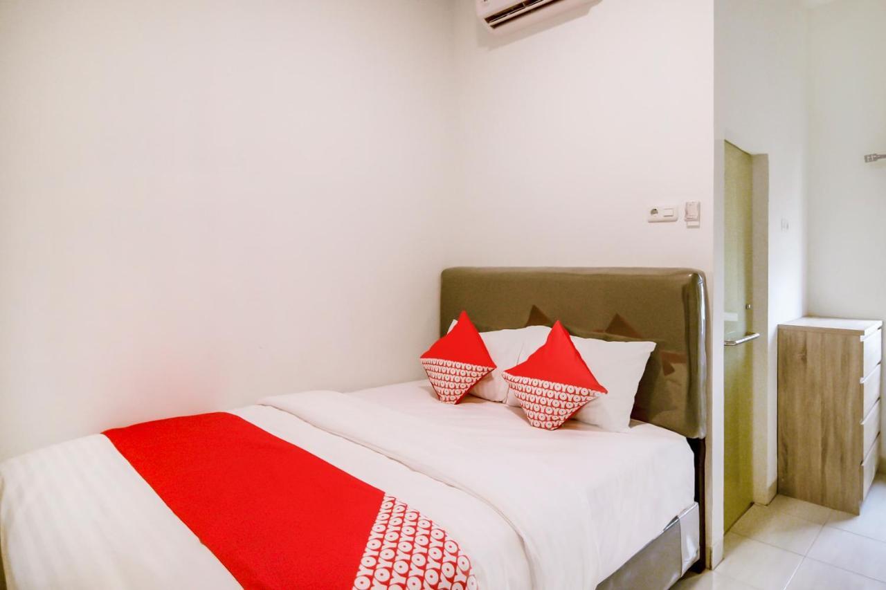 Oyo 183 The Pipe House Hotel Palembang Exterior photo