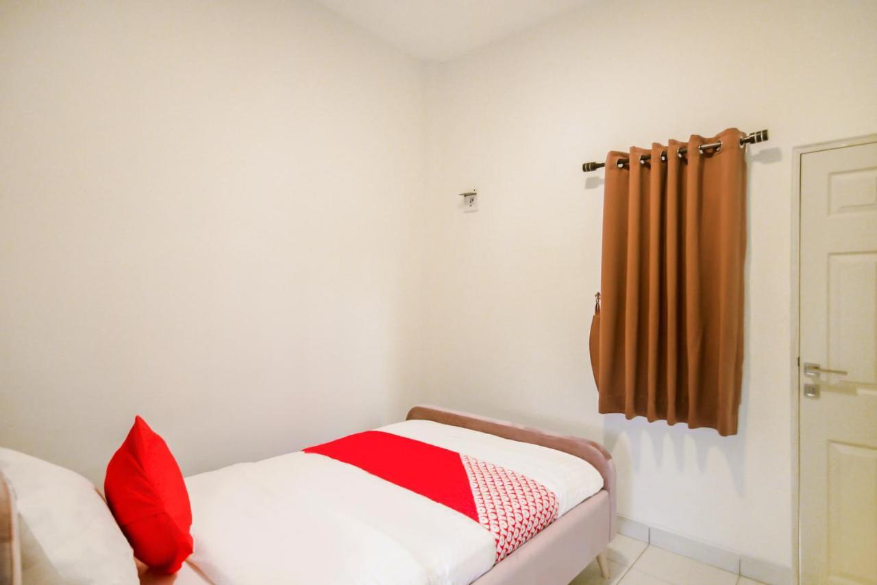 Oyo 183 The Pipe House Hotel Palembang Exterior photo