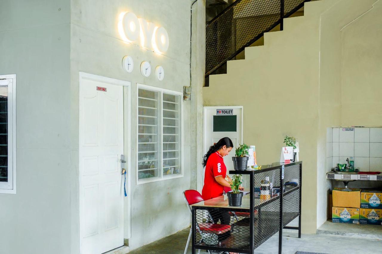 Oyo 183 The Pipe House Hotel Palembang Exterior photo