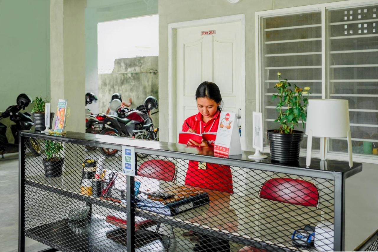 Oyo 183 The Pipe House Hotel Palembang Exterior photo