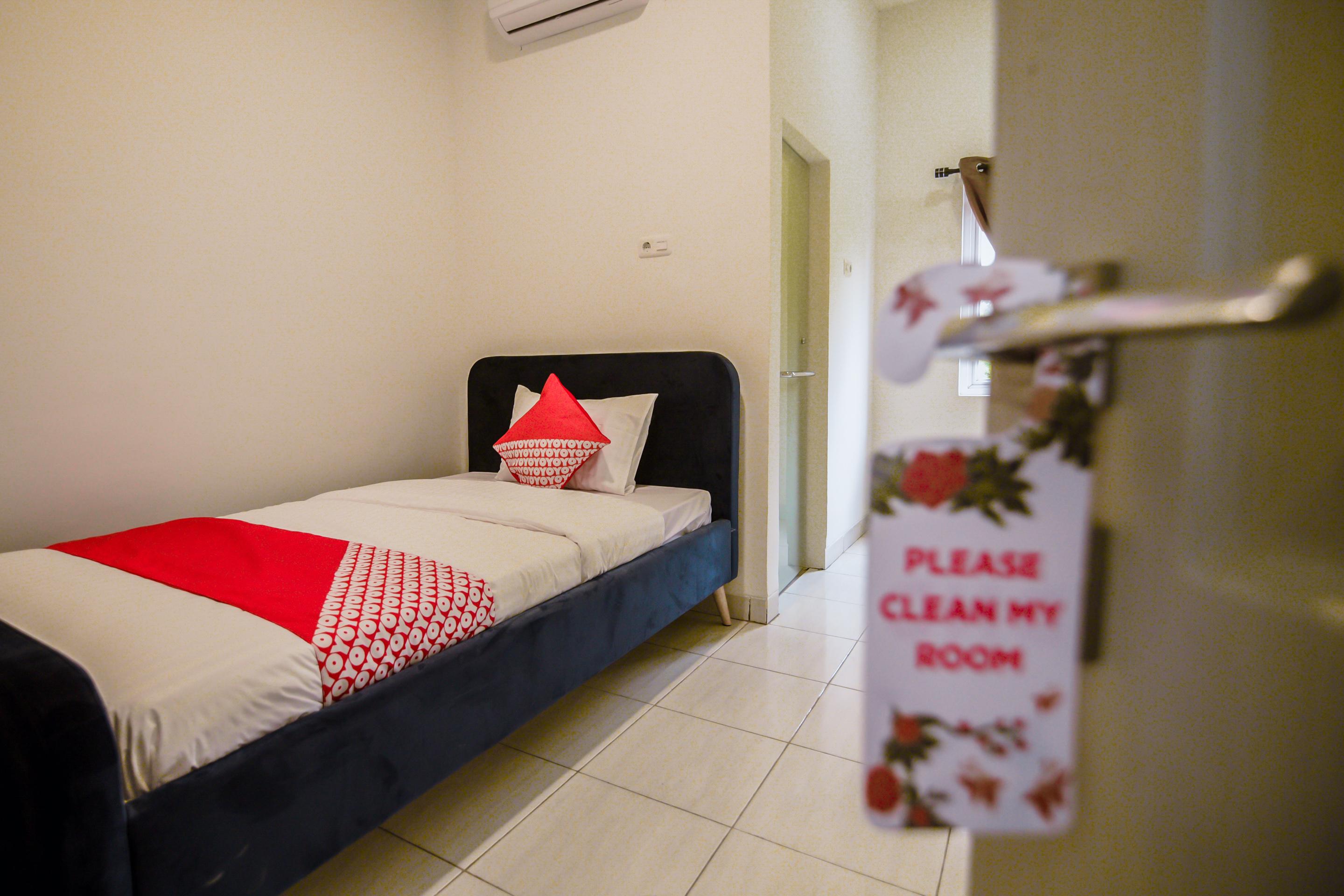 Oyo 183 The Pipe House Hotel Palembang Exterior photo
