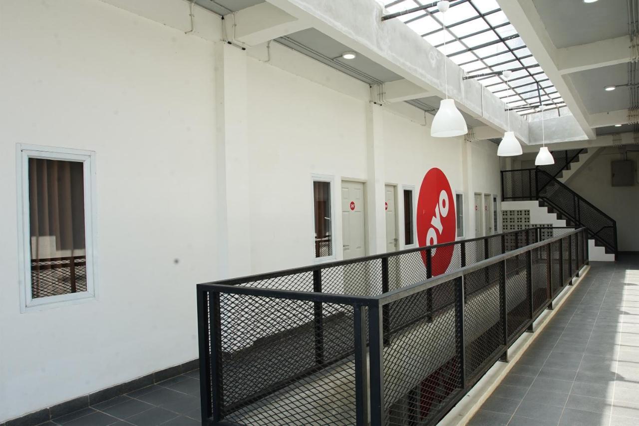 Oyo 183 The Pipe House Hotel Palembang Exterior photo