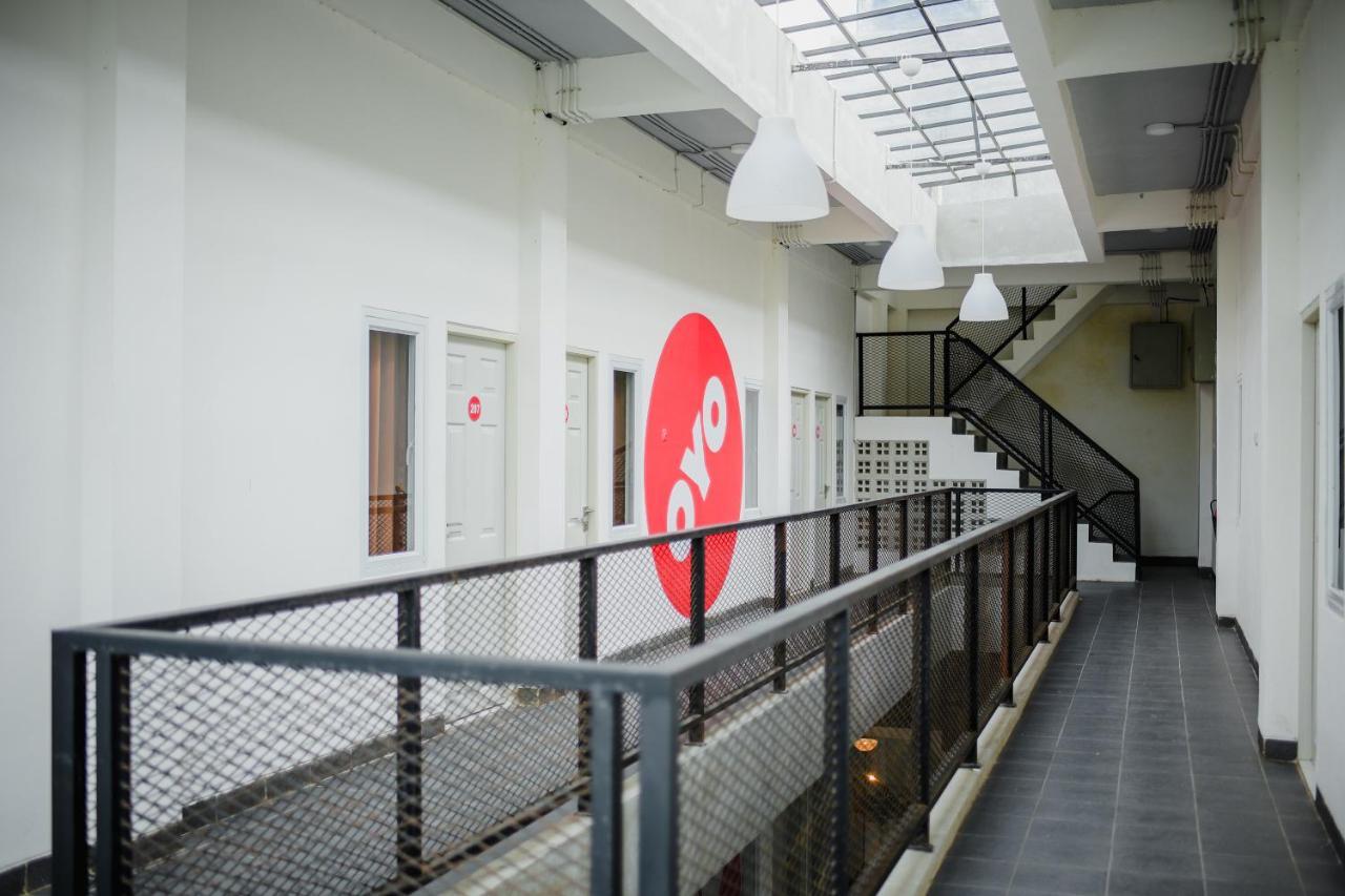 Oyo 183 The Pipe House Hotel Palembang Exterior photo