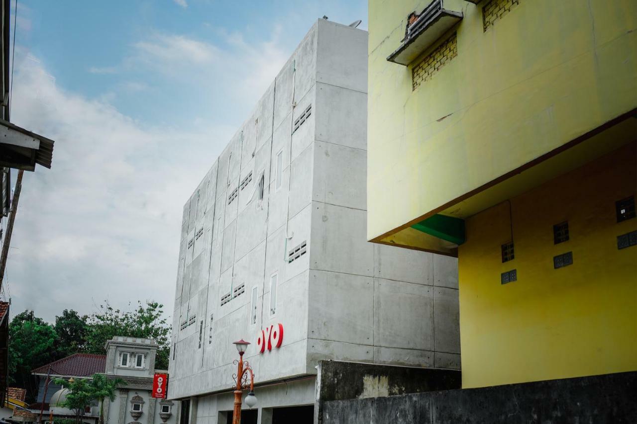 Oyo 183 The Pipe House Hotel Palembang Exterior photo