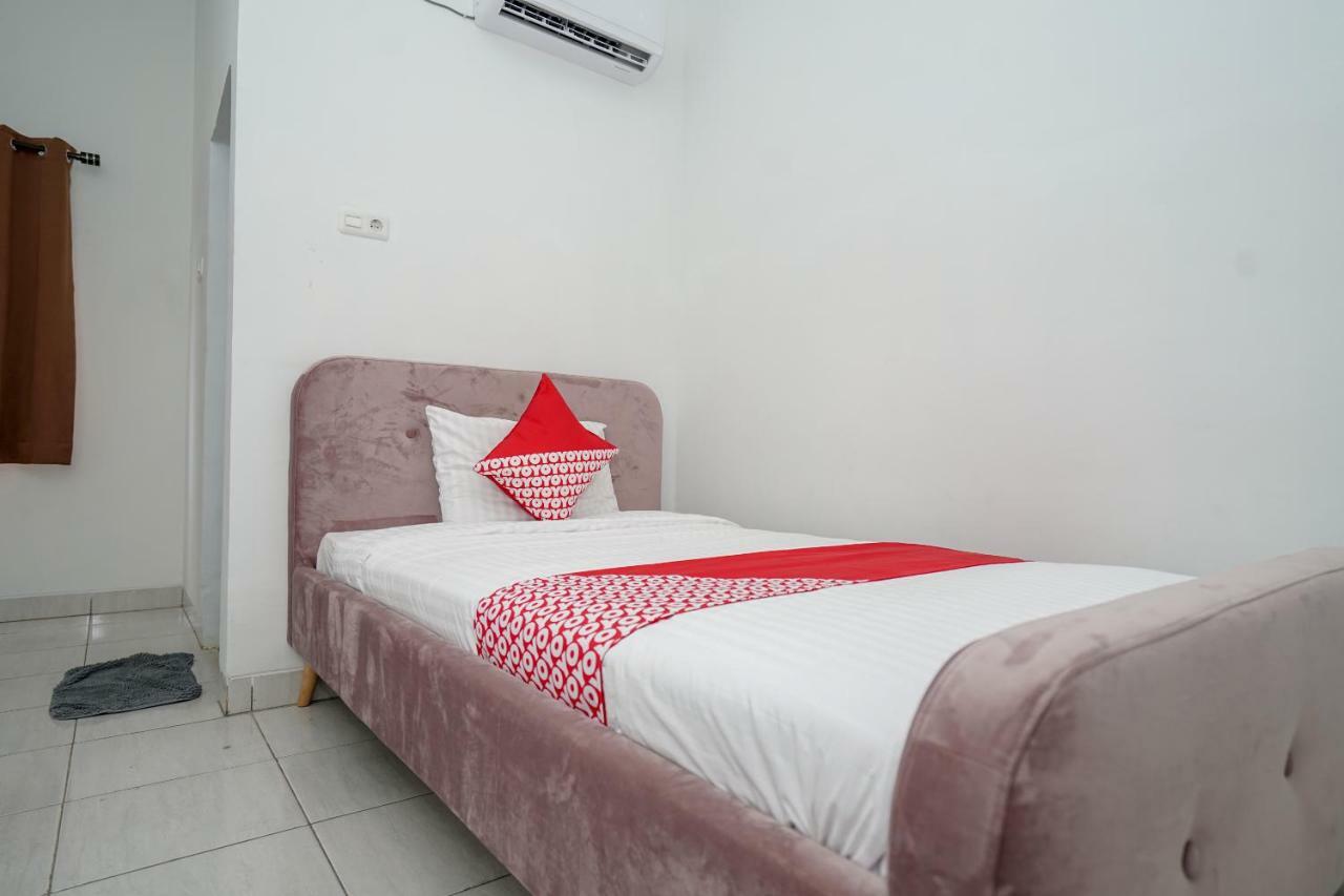 Oyo 183 The Pipe House Hotel Palembang Exterior photo