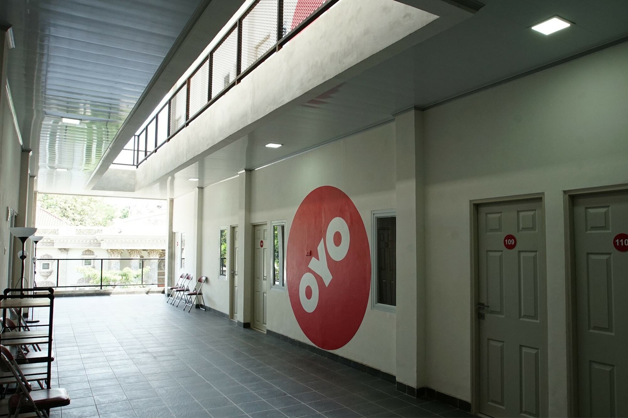 Oyo 183 The Pipe House Hotel Palembang Exterior photo